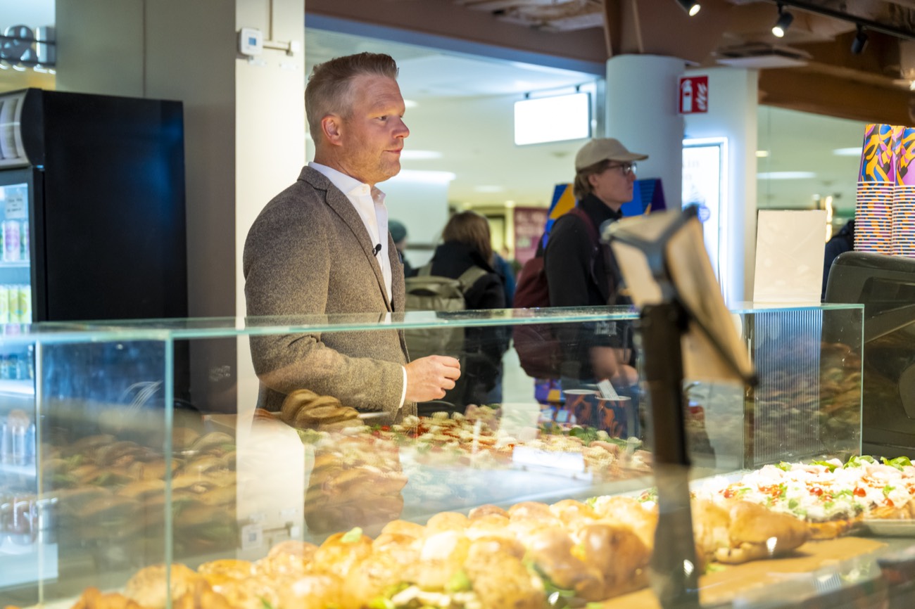 Alexander Christiansson ute bland människor i vardagen